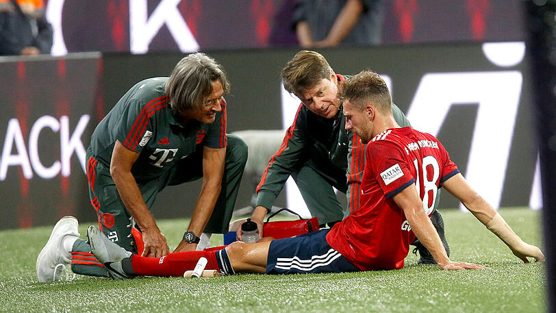 Bayern-Doc Hans-Wilhelm Müller-Wohlfahrt (links) kümmert sich sofort um Leon Goretzka.