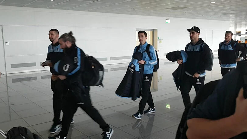 Die Mannschaft um Sascha Mölders (vorne) am Münchner Flughafen.