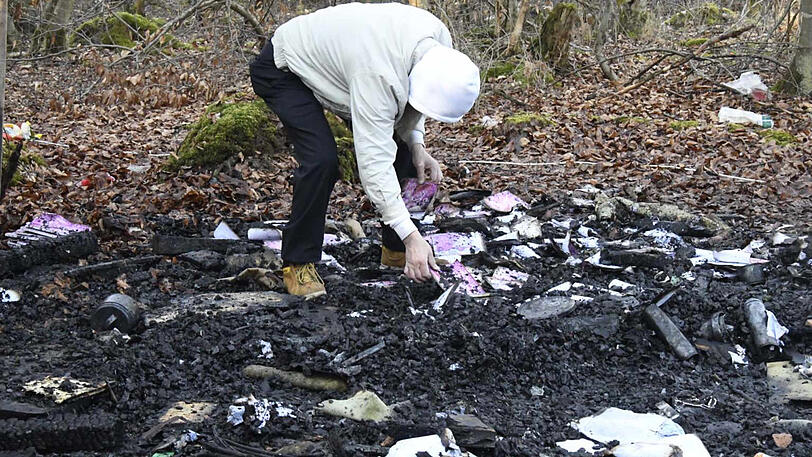 Die Bilder vom Feuerwehreinsatz am Freitag. Der Mann lebte in einer provisorischen Unterkunft in einem Waldstück bei Vaterstetten.
