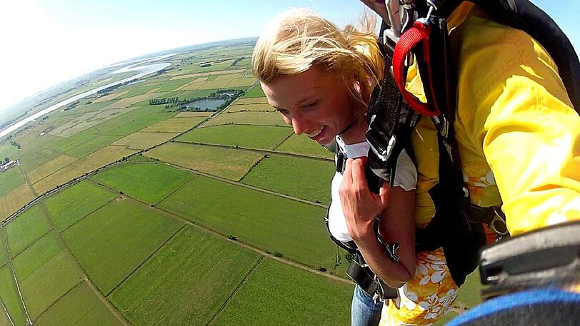 Lena (Foto) überrascht Janine mit einem Fallschirmsprung. Mutig lassen sich die beiden auf den freien Fall ein.