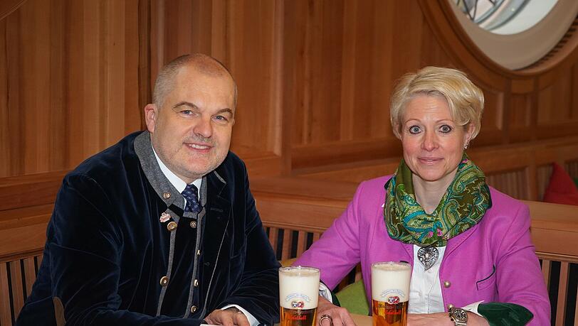Der Chef vom Donisl: Wirt Karl-Heinz Reindl mit Ehefrau Birgit. Der Chef vom Donisl: Wirt Karl-Heinz Reindl mit Ehefrau Birgit.