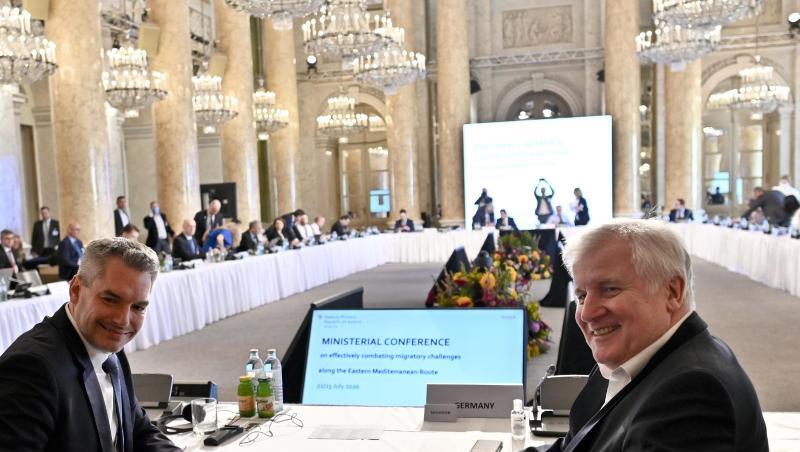 Der österreichische Innenminister Nehammer und Bundesinnenminister Seehofer bei der "Ministerkonferenz zur Bekämpfung illegaler Migration an den östlichen Mittelmeerrouten". Der österreichische Innenminister Nehammer und Bundesinnenminister Seehofer bei der "Ministerkonferenz zur Bekämpfung illegaler Migration an den östlichen Mittelmeerrouten".