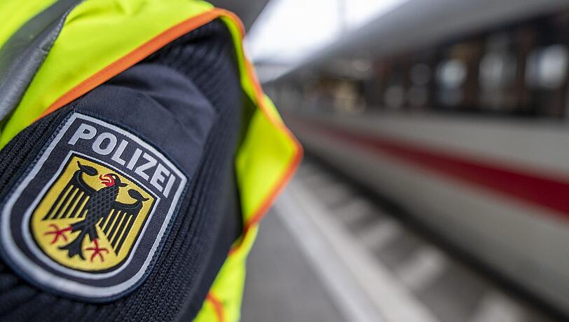 Die Polizei sucht nach einer Attacke auf einen Fußballfan in einem Zug am Münchner Hauptbahnhof nach Zeugen. (Symbolbild) Die Polizei sucht nach einer Attacke auf einen Fußballfan in einem Zug am Münchner Hauptbahnhof nach Zeugen. (Symbolbild)