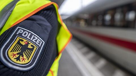 Die Polizei sucht nach einer Attacke auf einen Fußballfan in einem Zug am Münchner Hauptbahnhof nach Zeugen. (Symbolbild)