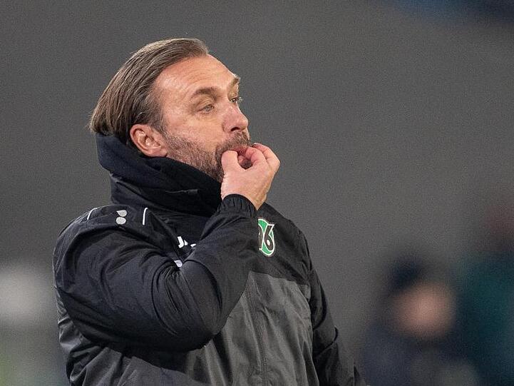 Hannovers Trainer Thomas Doll pfeift am Spielfeldrand. Foto: Swen Pförtner/Archiv