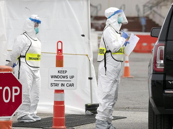 Medizinisches Personal überprüft Personen, die an einem speziellen Covid-19-Testgelände in Boston ankommen.