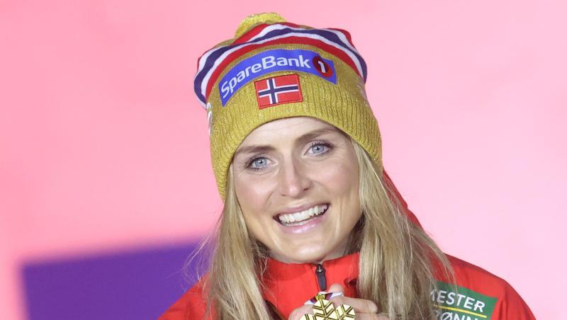 Die Siegerin Therese Johaug aus Norwegen steht bei bei der Medaillenzeremonie auf der Bühne.