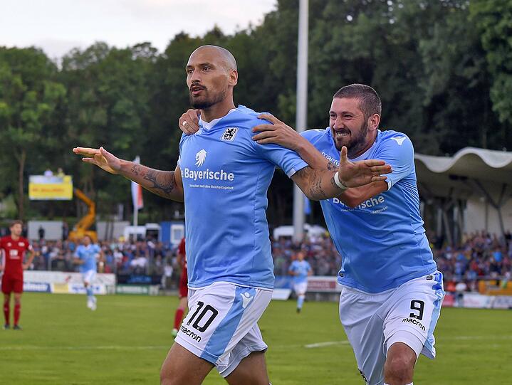 Genau das Gegenteil sollte der Fall sein! Mölders tritt den bitteren Gang in die Regionalliga mit an und startet - unter anderem mit Timo Gebhart - sechs Wochen später beim FC Memmingen die "Mission Wiederaufstieg". Insgesamt steuert er in der Saison 2017/18 in 33 Spielen starke 19 Tore und 14 Vorlagen bei.