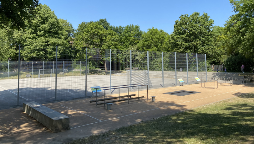 Der neue Jugendspielplatz in Neuaubing mit Trampolin und Barren. Es ist nur eines der vielen Projekte, die den Münchner Stadtteil aufwerten sollen.