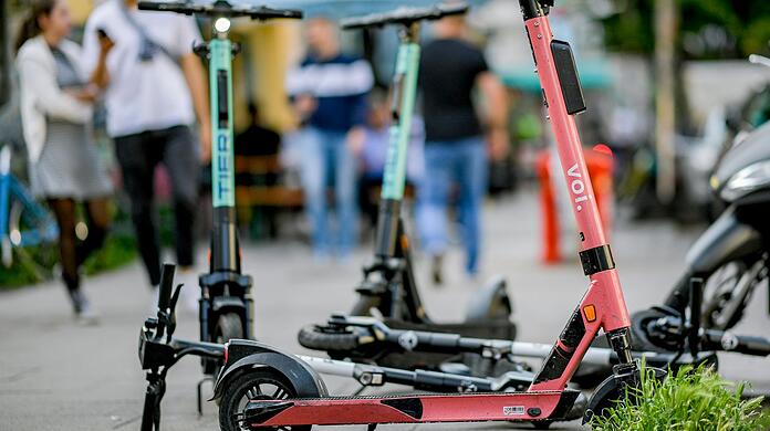 Eine 87-jährige Autofahrerin hatte den Mann auf seinem E-Scooter übersehen, als sie von Wiesham kommend mit ihrem Pkw nach links  abbiegen wollte.