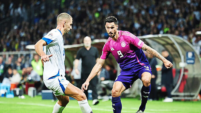 Schwarz-Rot-Gold: Im Stadion Bilino Polje feiert Kleindienst (r.) Mitte Oktober sein Länderspieldebüt gegen Bosnien-Herzegowina.