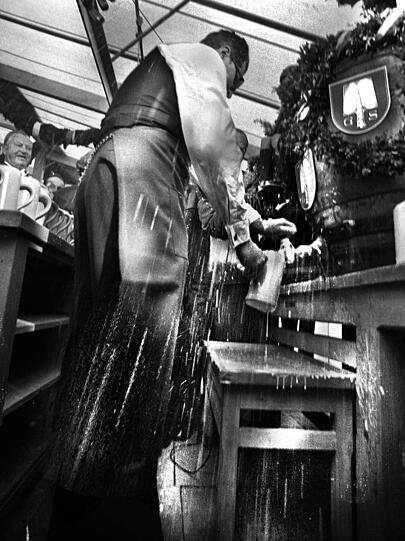 1971: OB Hans-Jochen Vogel veranstaltet ein wahres Schaumbad – und spritzt sich selbst und sämtliche Anzapfgäste pudelnass.