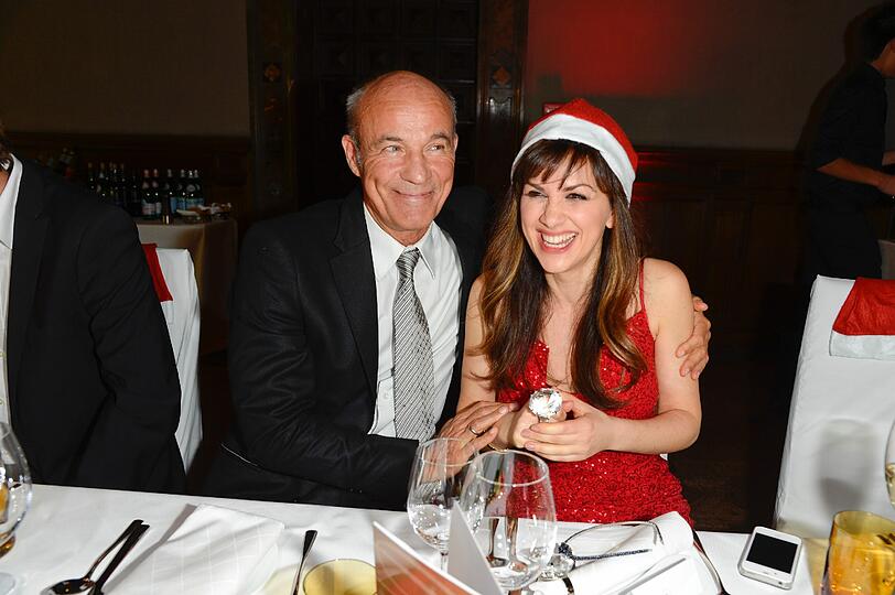 Promi-Damen in Leih-Roben und Lothar Matthäus als Weihnachtsmann. Die Bilder von der Weihnachtsfeier des Online-Kleiderverleihs &bdquo;dresscoded.com&ldquo;.