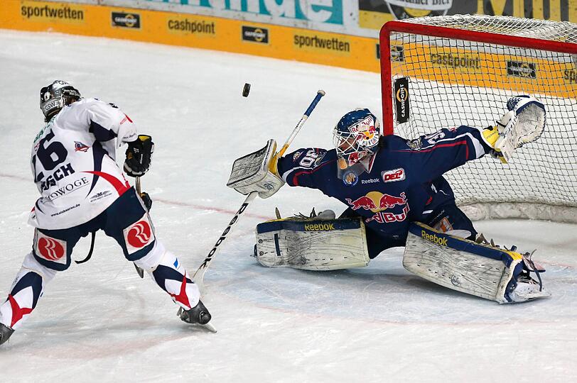 EHC-Keeper Lukas Steinhauer rettet hier gegen Berlins Florian Busch, am Ende gewannen die Eisbären nach Penaltyschießen.