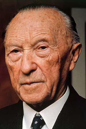 Im Oktober 1955 litt KONRAD ADENAUER (CDU) an einer Lungenentzündung, die dem damals 79-Jährigen wochenlang zusetzte. Zunächst war lediglich von einer &bdquo;Erkältung&ldquo; die Rede. 
Der &bdquo;Spiegel&ldquo; berichtete damals, dass Adenauer von seinem Haus in Rhöndorf oft in die damalige Bundeshauptstadt Bonn telefonierte &ndash; trotz der Bitte des CDU-Fraktionsvorstandes, sich unbedingt zu schonen.