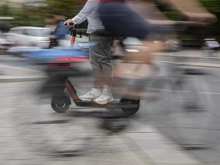 Auch auf dem Elektro-Roller herrscht keine Narrenfreiheit, wie ein junger Mann in Regensburg feststellen musste. (Symbolbild)