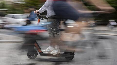 Auch auf dem Elektro-Roller herrscht keine Narrenfreiheit, wie ein junger Mann in Regensburg feststellen musste. (Symbolbild)