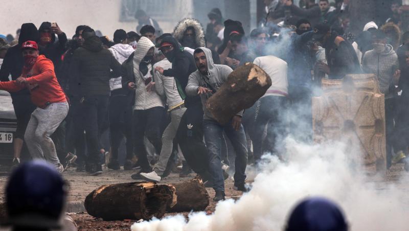 Zusammenstöße zwischen Demonstranten und Polizisten bei Anti-Regierungs-Protesten in Algier. Zusammenstöße zwischen Demonstranten und Polizisten bei Anti-Regierungs-Protesten in Algier.