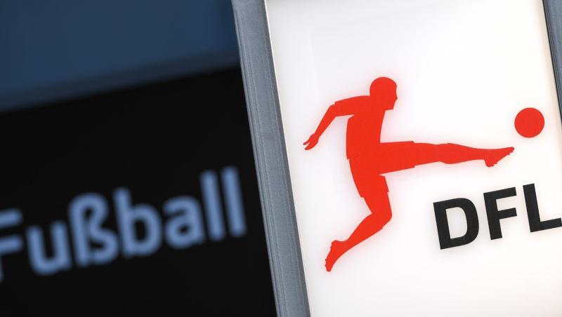 Die Deutsche Fußball Liga will einem Medienbericht zufolge über die Modalitäten eines Saisonabbruchs abstimmen lassen. Die Deutsche Fußball Liga will einem Medienbericht zufolge über die Modalitäten eines Saisonabbruchs abstimmen lassen.