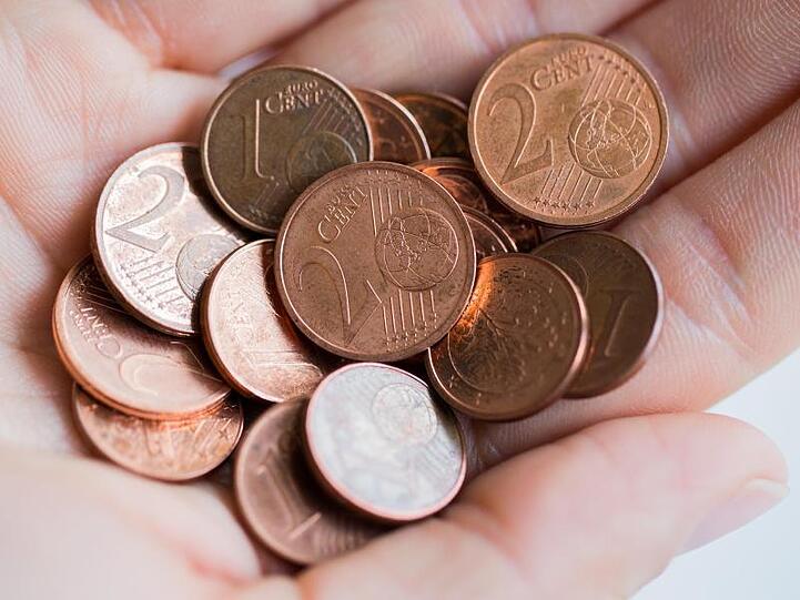 Seit Anfang Dezember müssen Geschäfte in Belgien das Wechselgeld auf fünf Cent auf- oder abrunden.