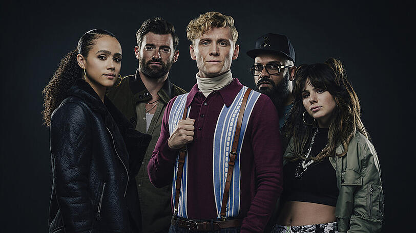 Matthias Schweighöfer (M.) steht im neuen "Army of the Dead"-Prequel unter anderem mit Freundin Ruby O. Fee (r.) vor der Kamera.