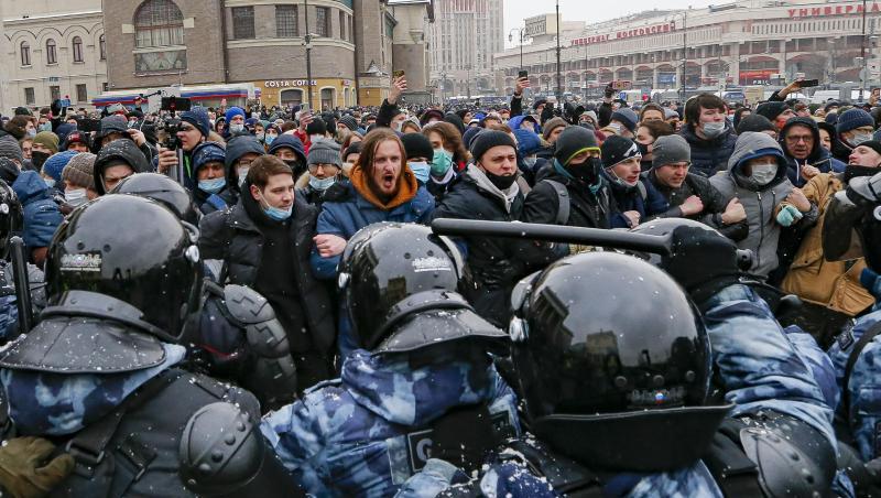 Aufeinandertreffen von Polizisten in Schutzkleidung und Demonstranten bei einem Protest in Moskau.