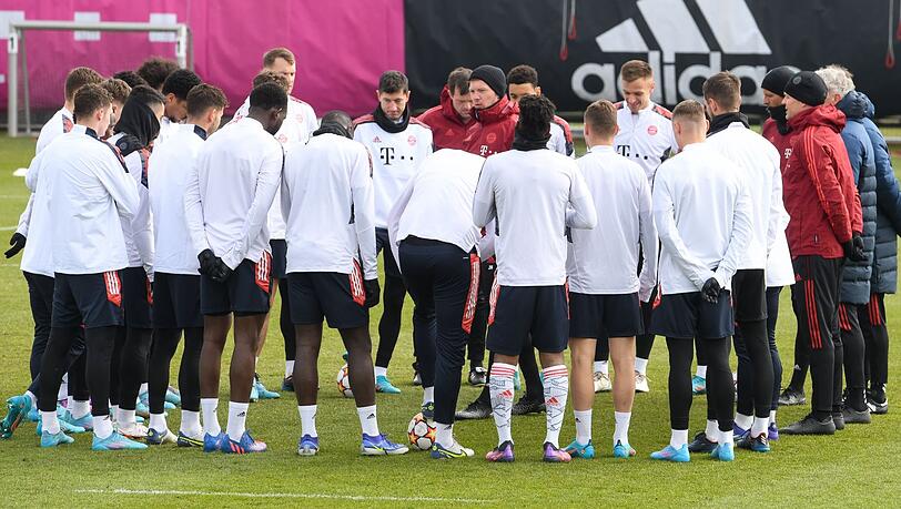 Bayern-Coach Julian Nagelsmann (M) schwört sein Team auf das Rückspiel gegen RB Salzburg ein.
