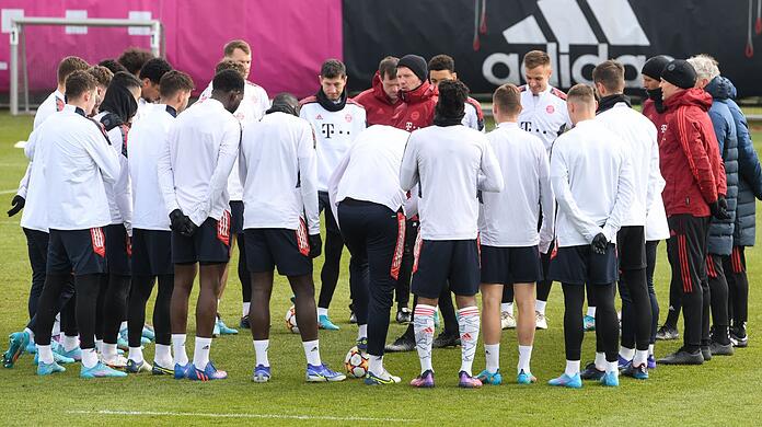 Bayern-Coach Julian Nagelsmann (M) schwört sein Team auf das Rückspiel gegen RB Salzburg ein.