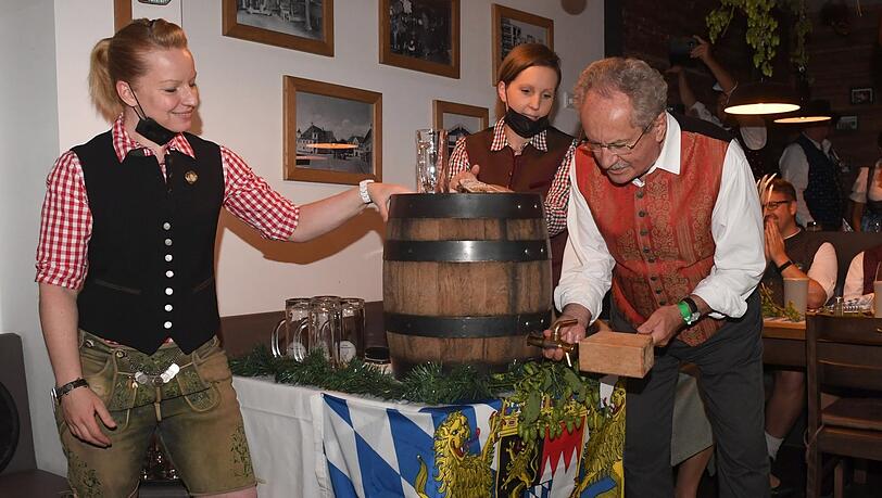 Christian Ude beim Anzapfen mit Wirtin Ninja Höfler (l.) bei der Wirtshaus-Wiesn 2021.