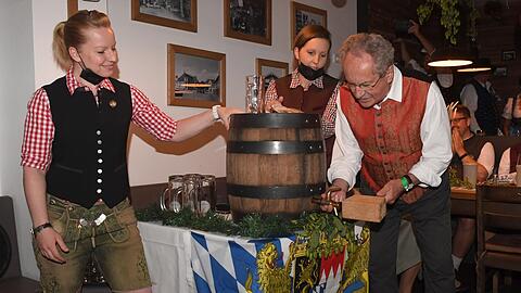 Christian Ude beim Anzapfen mit Wirtin Ninja Höfler (l.) bei der Wirtshaus-Wiesn 2021.
