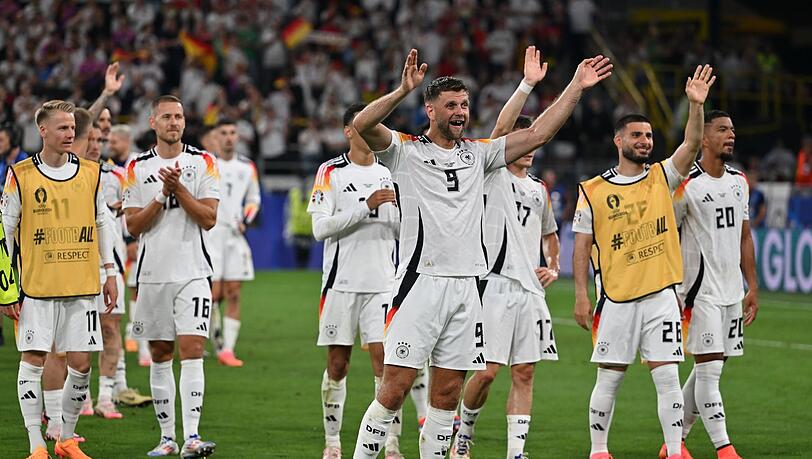 Das DFB-Team stürmt ins Viertelfinale: Niclas Füllkrug (vorn) und seine Teamgefährten jubeln nach dem Sieg gegen Dänemark.