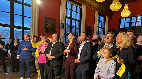 Bayerns FDP-Chef Martin Hagen und Susanne Seehofer bleiben nach Verkündung der ersten Prognose zurückhaltend.