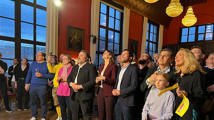 Bayerns FDP-Chef Martin Hagen und Susanne Seehofer bleiben nach Verkündung der ersten Prognose zurückhaltend.