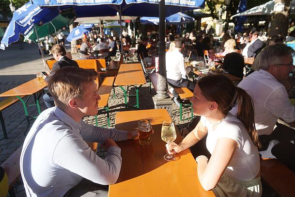 Max und Angelina sitzen bei der Hitze gerne im Biergarten am Viktualienmarkt. Max und Angelina sitzen bei der Hitze gerne im Biergarten am Viktualienmarkt.