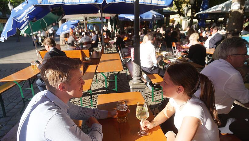 Max und Angelina sitzen bei der Hitze gerne im Biergarten am Viktualienmarkt. Max und Angelina sitzen bei der Hitze gerne im Biergarten am Viktualienmarkt.