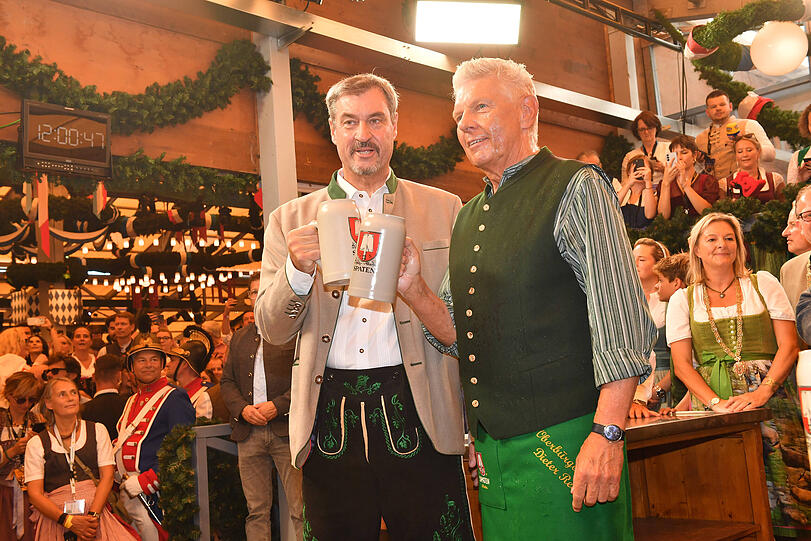 Markus Söder und Dieter Reiter: Die beiden sind sich zumindest bei der Wahl Ihrer Tracht zum Anstich einig. Sie setzen auf Tradition und Werte. Herr Söder hat das feine Gwand gewählt, während Herr Reiter die lässige Variante gewählt hat. Top, da wir ja mit und auf dem Oktoberfest die bayerische Tradition feiern und leben wollen.