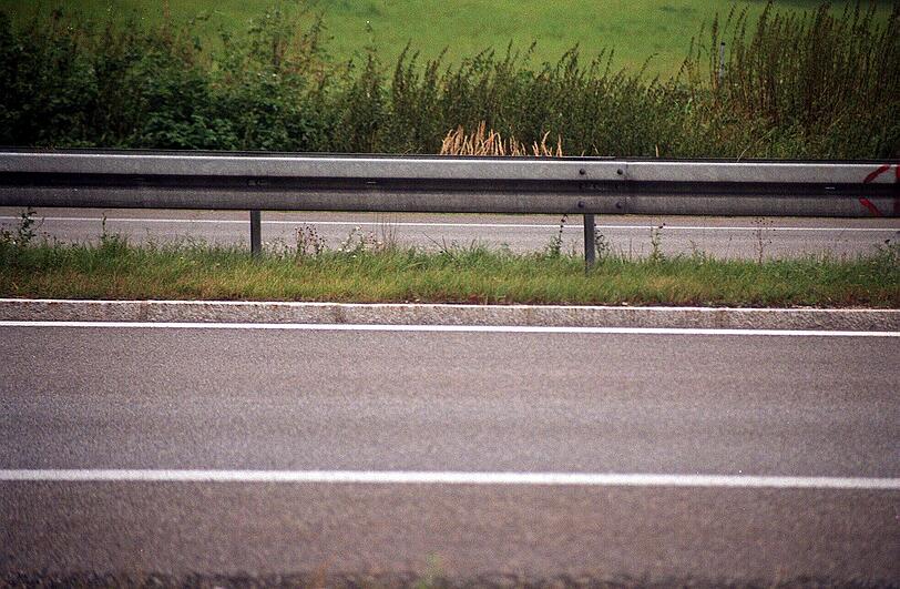 Gegen eine Leitplanke ist ein Rentner bei Oberschleißheim gekracht.