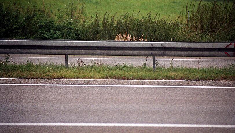 Gegen eine Leitplanke ist ein Rentner bei Oberschleißheim gekracht. Gegen eine Leitplanke ist ein Rentner bei Oberschleißheim gekracht.