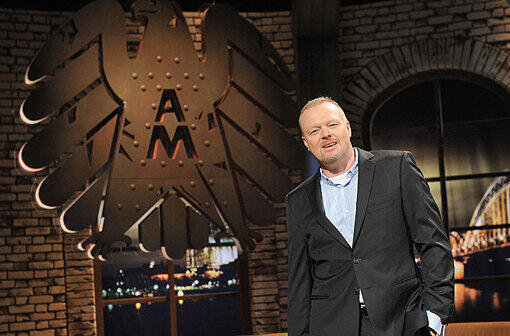 Moderator Stefan Raab im Studio der Talk-Show "Absolute Mehrheit - Meinung muss sich wieder lohnen" auf ProSieben