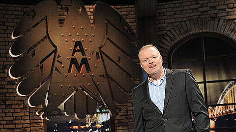 Moderator Stefan Raab im Studio der Talk-Show "Absolute Mehrheit - Meinung muss sich wieder lohnen" auf ProSieben