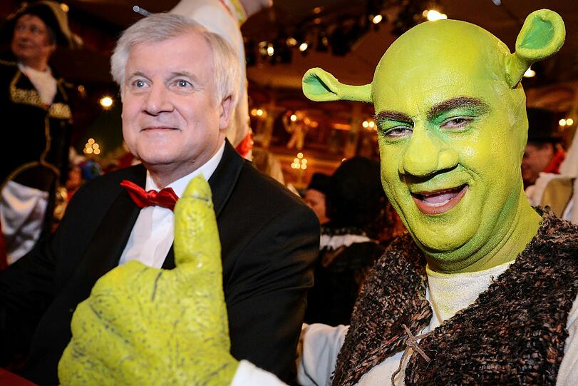 Horst Seehofer gibt wie jedes Jahr die Spaßbremse und kommt unverkleidet.