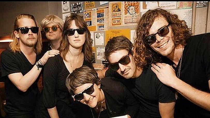 Macaulay Culkin (links) mit seinen Bandkollegen Macaulay Culkin (links) mit seinen Bandkollegen