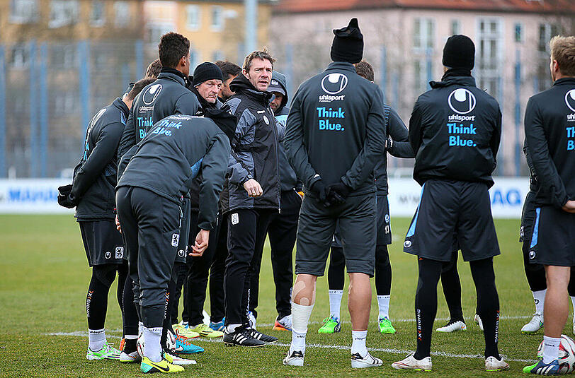 Während Löwen-Trainer Markus von Ahlen die Mannschaft zum Training bat, absolvierten Knipser Rubin Okotie, Daylon Claasen, Dominik Stahl und Stephan Hain eine individuelle Einheit.