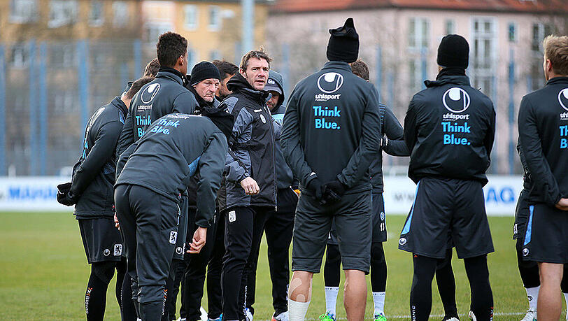Während Löwen-Trainer Markus von Ahlen die Mannschaft zum Training bat, absolvierten Knipser Rubin Okotie, Daylon Claasen, Dominik Stahl und Stephan Hain eine individuelle Einheit. Während Löwen-Trainer Markus von Ahlen die Mannschaft zum Training bat, absolvierten Knipser Rubin Okotie, Daylon Claasen, Dominik Stahl und Stephan Hain eine individuelle Einheit.