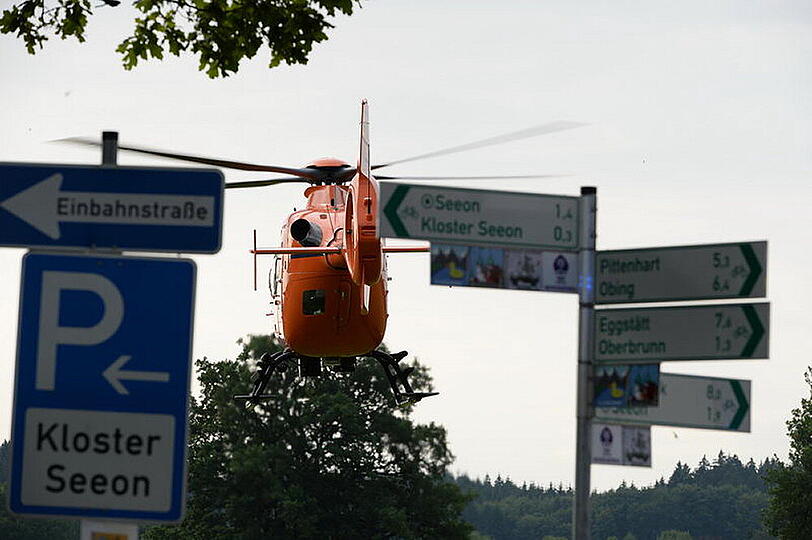 Eine 14 jährige wurde beim überqueren der Straße zum Bushäuschen von einem PKW erfasst und schwer Verletzt. Bilder der Unfallstelle.