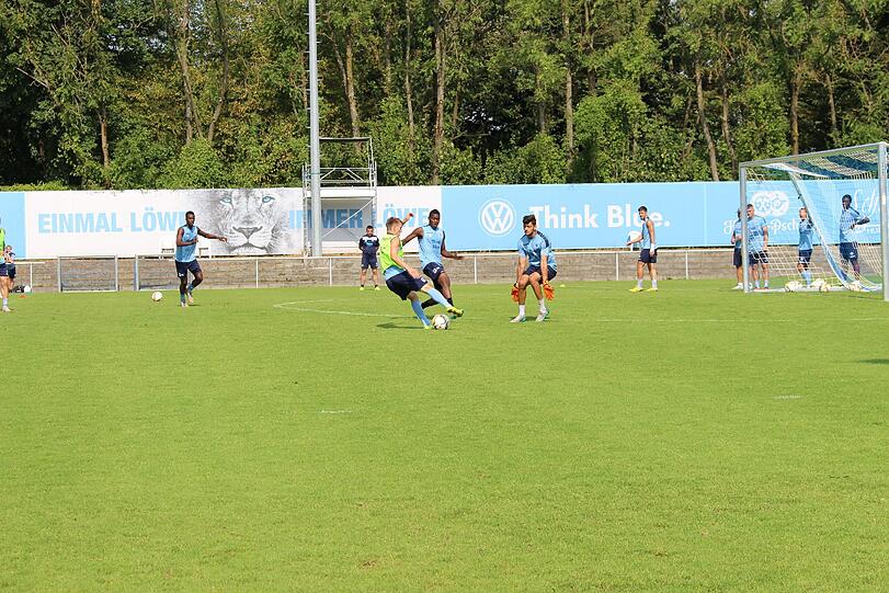 Schrecksekunde für Degenek beim Training am Freitag. Hier die Bilder vom Vormittagstraining.