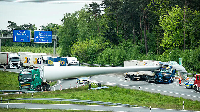 Ein spektakulärer Unfall mit einem Windradflügel hat sich am Dienstag auf der A33 bei Bielefeld ereignet.