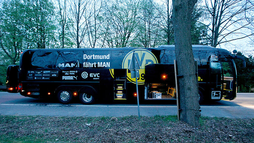 Der beschädigte Mannschaftsbus von Borussia Dortmund am 11. April 2017.