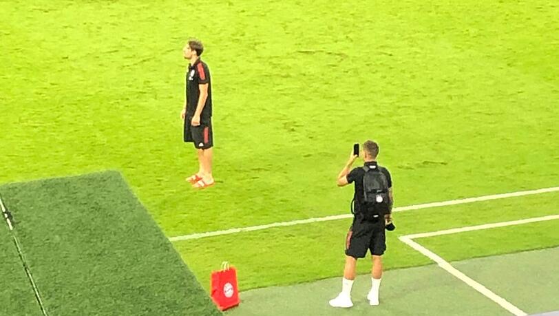 Sein letzter Auftritt für die Bayern in der Allianz Arena? Lucas Hernández knipst, Javi Martínez (l.) posiert auf dem Platz.