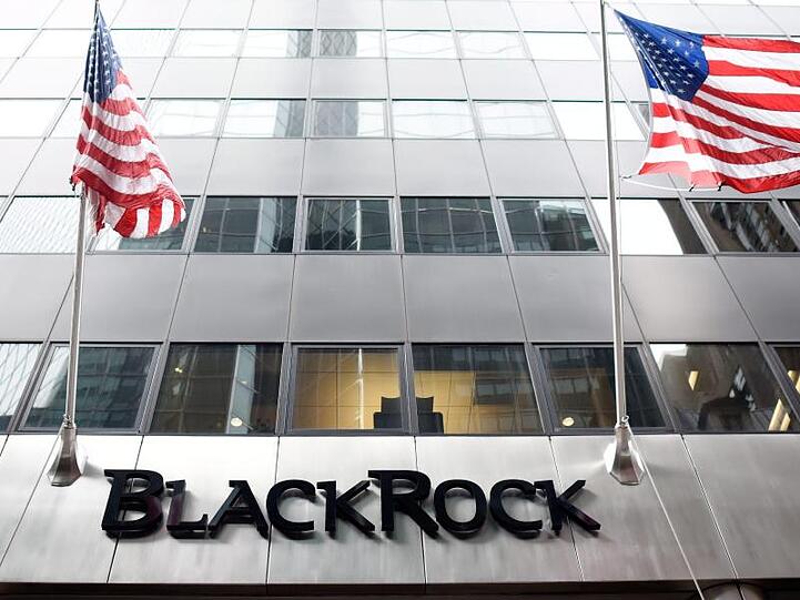 Der Schriftzug des Verögensverwalters Blackrock hängt über dem Eingang.